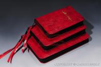 Kroli aranymetszetes, zippzras, br biblia, hrom mret: nagycsaldi, kiscsaldi, standard antikolt piros sznben